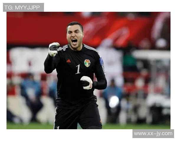 约旦门将挥拳庆祝却愣在原地目睹皮球意外入网的瞬间